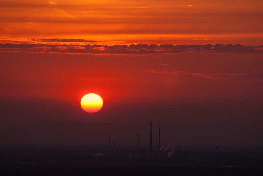 sonnenuntergang über dem rhein-kraftwerk