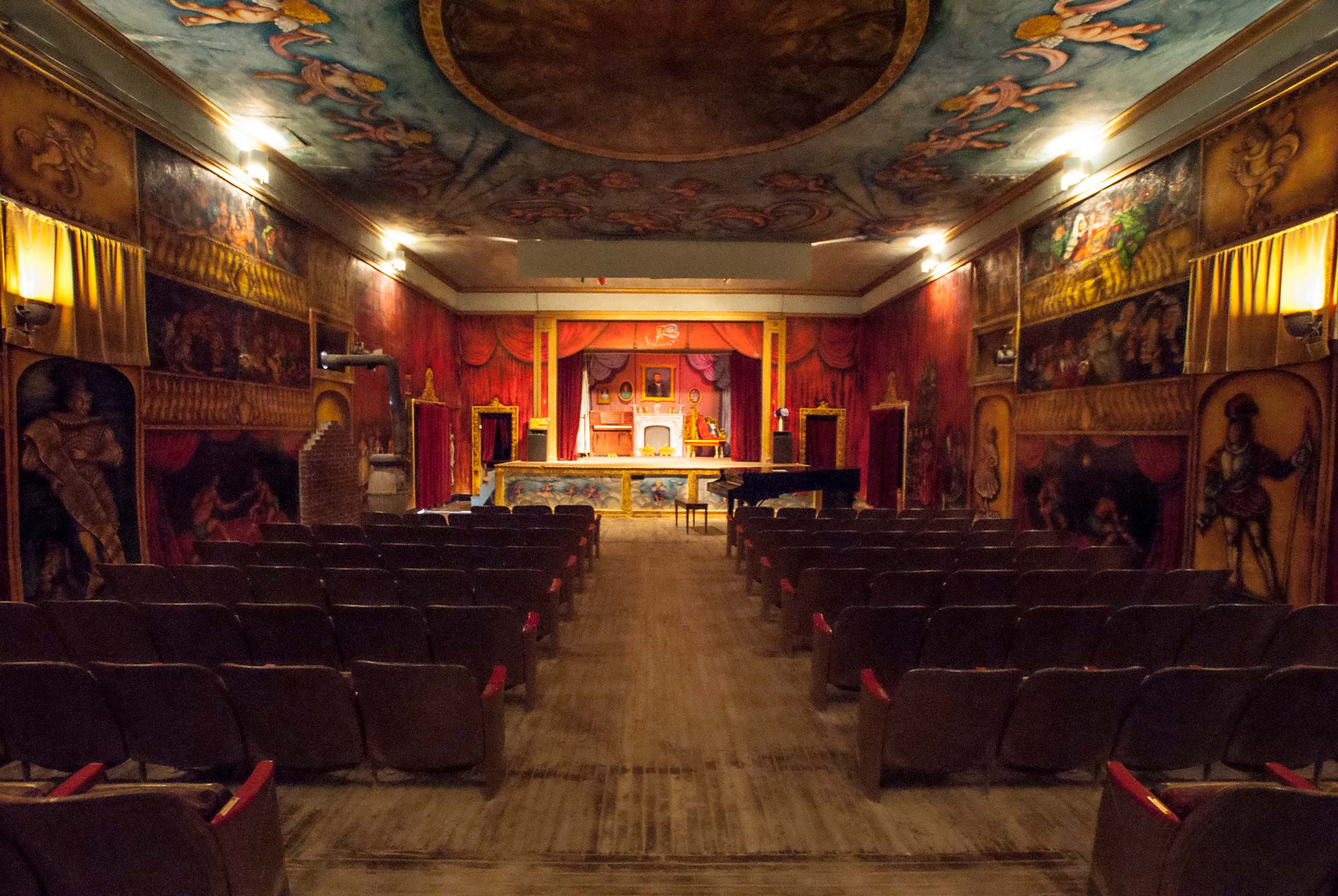 das amargosa opera house nahe dem death valley ist eine kulturelle institution in einer kargen landschaft.