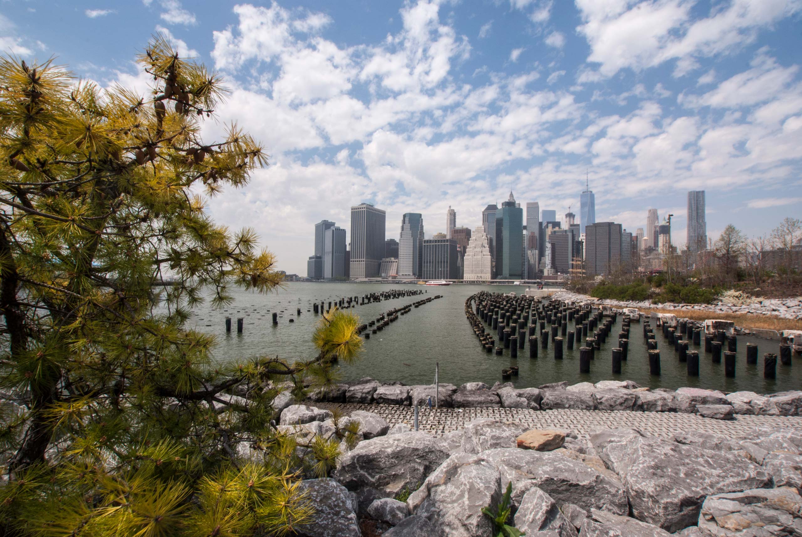 blick vom brooklyn bridge park über den east river nach downtown manhattan