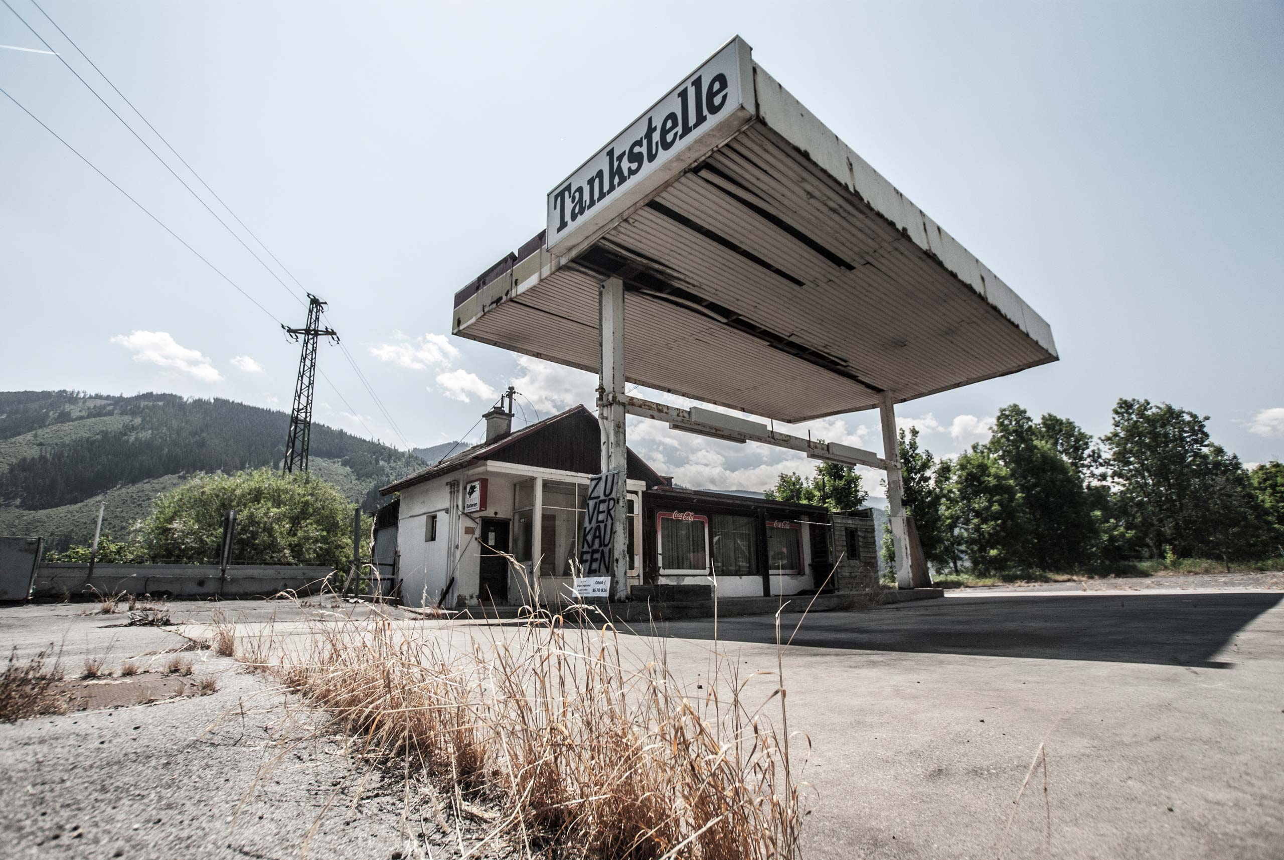 roadmovie-szenerie in kammern - eine verlassene tankstelle inmitten des liesingtales.