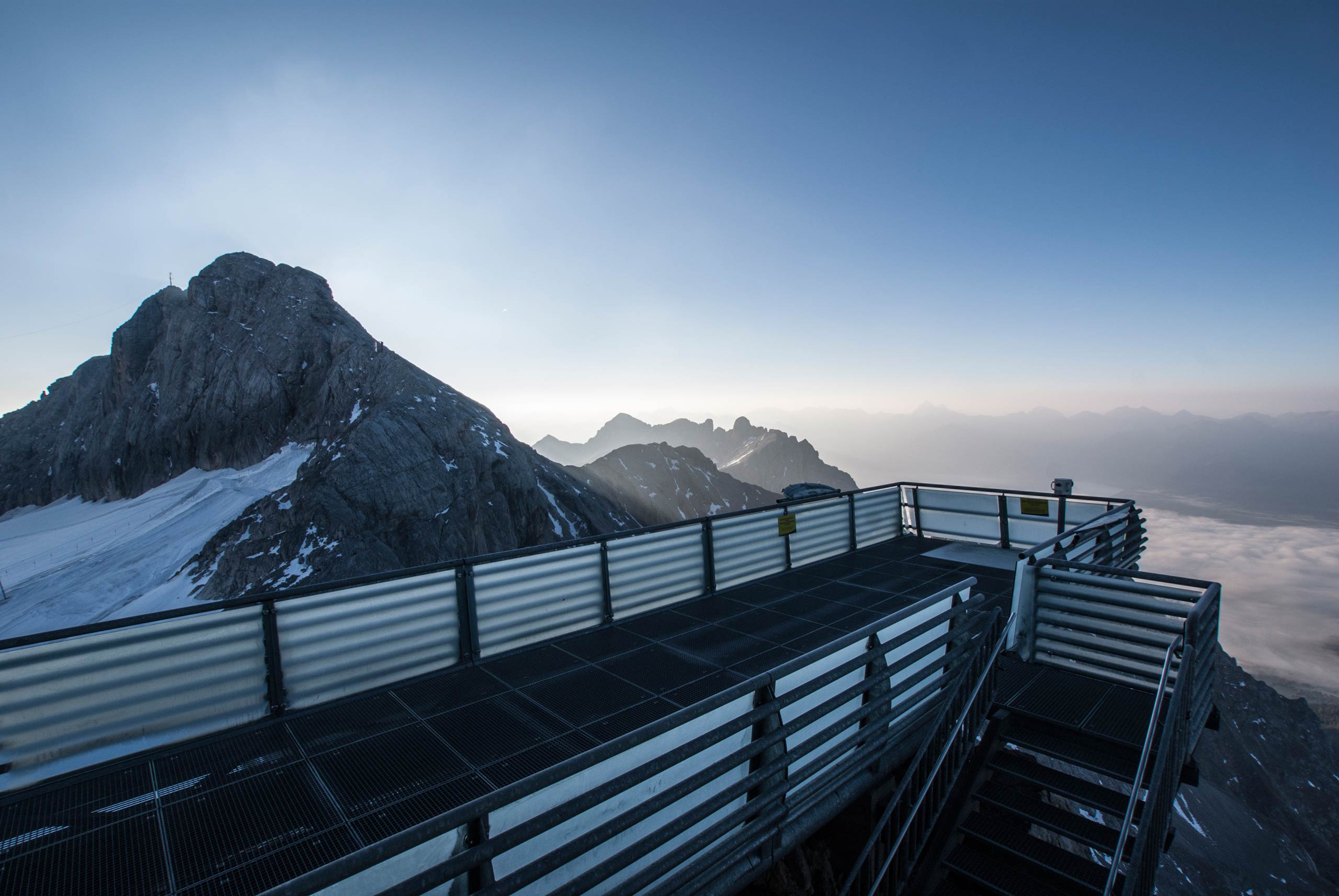 der skywalk an der bergstation der dachsteingletscher seilbahn am hunerkogel im morgendlichen licht