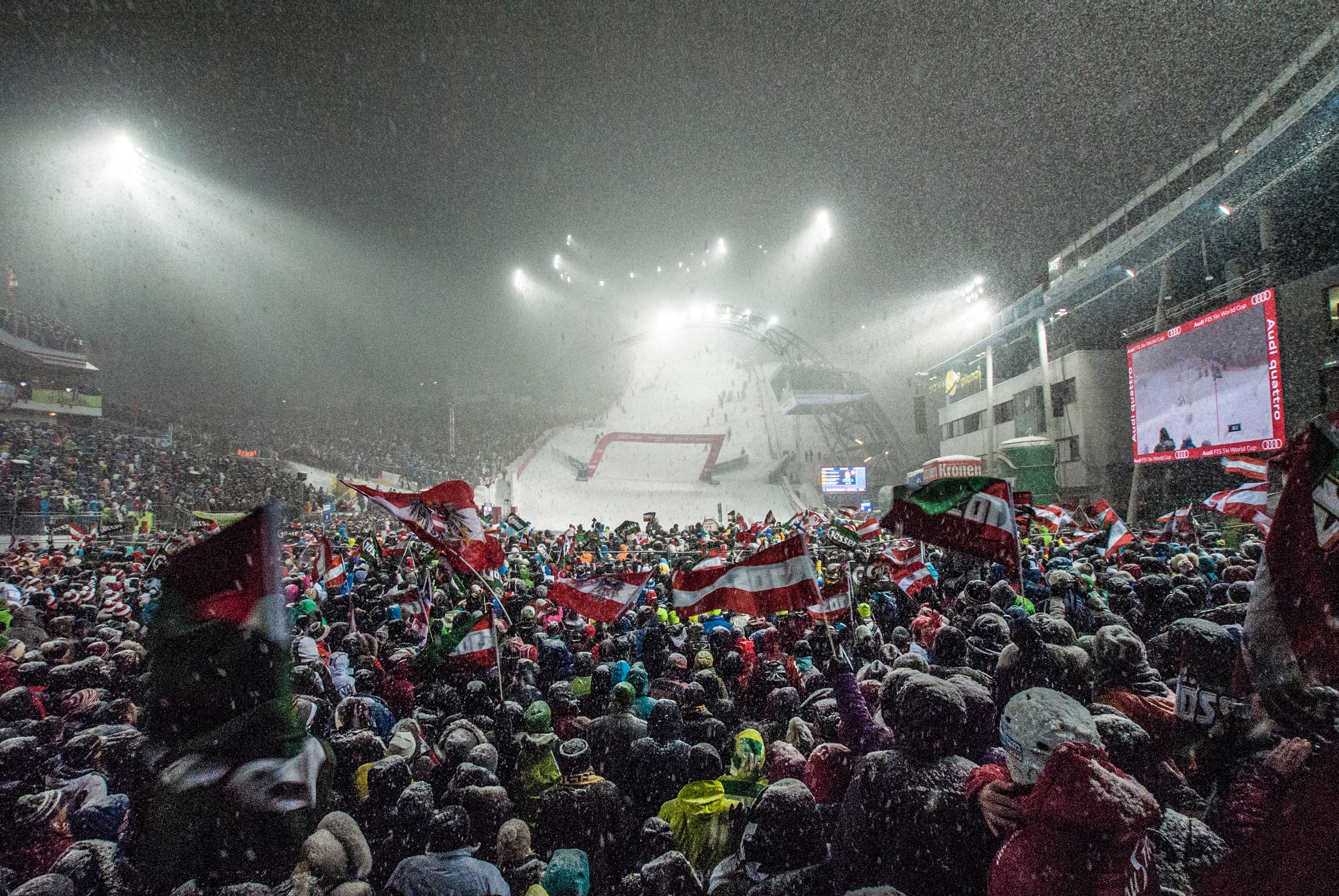 starker schneefall & super stimmung beim nightrace am zielhang der planai in schladming.